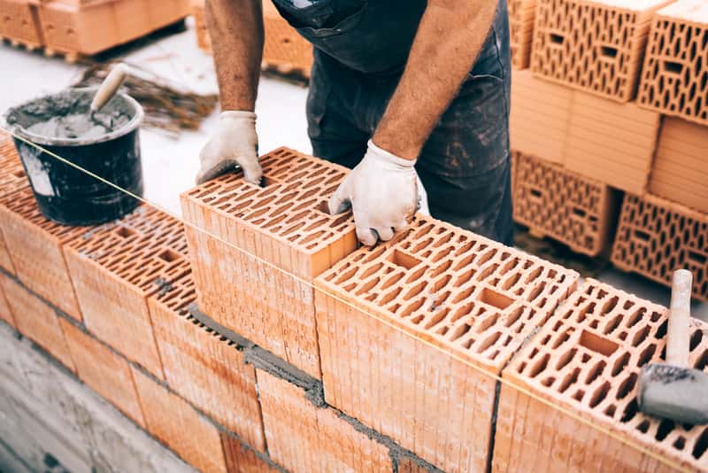 Cegła ceramiczna - rodzaje pełnych cegieł, ceny, opinie, porady