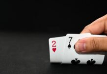 Найгірша рука в покері: чому 7-2 різні масті є програшною ставкою