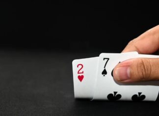 Najgorsze rozdanie w pokerze: dlaczego zakład 7-2 w różnych kolorach to przegrany zakład