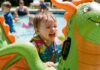 Come trasformare una noiosa piscina in una zona di divertimento per tutta la famiglia con 3 accessori galleggianti essenziali