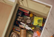 Напрочуд організований хаос: що професіонали зберігають (і що викидають) у ящику для речей