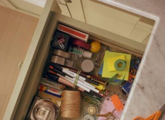 Il caos sorprendentemente organizzato del cassetto della spazzatura: cosa tengono i professionisti (e cosa no)