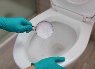 Pulire la tazza del WC: una semplice guida sull’uso del bicarbonato di sodio